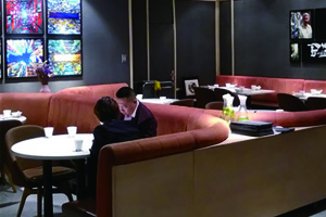 成都春熙路餐廳正在進(jìn)行商場(chǎng)拆除前的勘察工作20191011