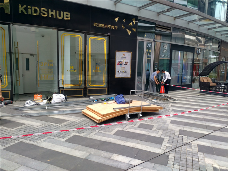 銀泰餐飲店打圍施工作業拆除清運先前工作！